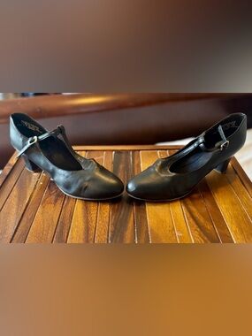 (CAPEZIO) Women’s Jr.Footlight T-strap character dance shoe [10.5 M]